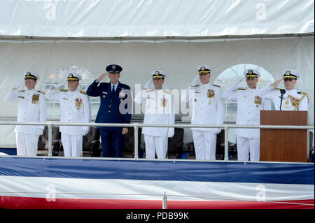 180803-N-JE 719-0218 Norfolk, Virginia (Aug. 3, 2018) die Mitglieder der offiziellen Partei begrüssen die nationalen Ensign während der U-Boot -Kraft des Befehls Zeremonie an Bord der Virginia-Klasse Angriffs-U-Boot USS Washington (SSN787) in Norfolk, Virginia. Vice Adm. Charles A. Richard entlastet Tofalo als Kommandant von U-Boot Kräfte. (U.S. Marine Foto von Mass Communication Specialist 1. Klasse Jeffrey M. Richardson/Freigegeben) Stockfoto