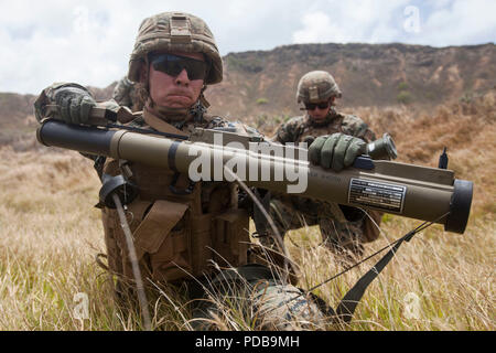 Us Marine Corps Lance Cpl. Krämer Hickman, ein assaultman mit Indien Unternehmen, 3.BATAILLON, 3. Marine Regiment, III Marine Expeditionary Force, bereitet eine M72 Licht Panzerabwehr: Waffe (Gesetz) Raketenwerfer während einer kombinierten Waffen Übung in der Kaneohe Bay Bereich Training Service, Marine Corps Base Hawaii, Aug 3, 2018. Während der Übung, U.S. Marines genutzt Maschinengewehr Unterdrückung und Mörtel Feuer auf simulierten feindlichen Kräfte, während die Infanteristen in Richtung sie angriff. (U.S. Marine Corps Foto von Sgt. Jesus Sepulveda Torres) Stockfoto