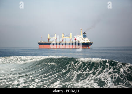 Öl und Gas tanker Schiff im Meer mit Welle Stockfoto