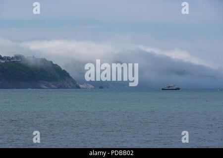 Meer Nebel über Klippen und das blaue Meer der Englischen Riviera, Torquay. Juni, 2018. Stockfoto