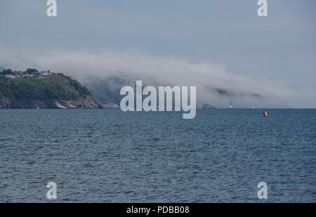 Meer Nebel über Klippen und das blaue Meer der Englischen Riviera, Torquay. Juni, 2018. Stockfoto