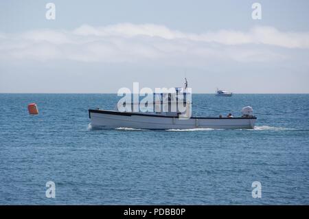 Ärmelkanal Misty Marine und Vergnügungsschifffahrt. Advektion Meer Nebel über einem blauen Meer. Englische Riviera, Torquay. Juni, 2018. Stockfoto