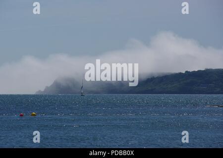 Meer Nebel über Klippen und das blaue Meer der Englischen Riviera, Torquay. Juni, 2018. Stockfoto