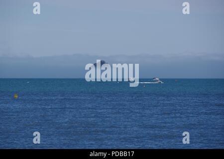 Ärmelkanal Misty Marine und Vergnügungsschifffahrt. Advektion Meer Nebel über einem blauen Meer. Englische Riviera, Torquay. Juni, 2018. Stockfoto