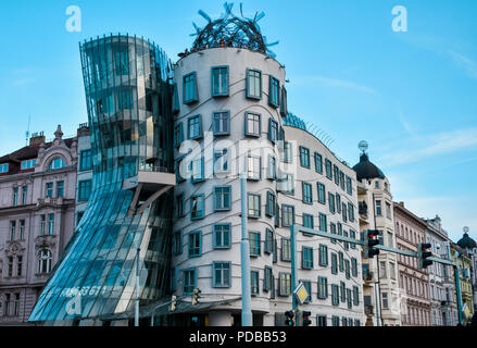 Das Tanzende Haus oder Fred und Ginger, ist der Spitzname der Nationale-Nederlanden Gebäude auf der Rašínovo nábřeží in Prag, Tschechische Republik. Stockfoto