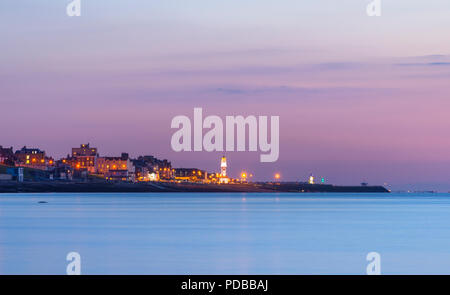 Herne Bay Seafront beleuchtet bei Dämmerung, einer Küstenstadt an der Nord Küste von Kent. Stockfoto