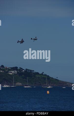 Dakota und Lancaster Flugzeuge fliegen in die Schlacht um England Memorial Flight, Torbay Airshow 2018. Devon, UK. Stockfoto