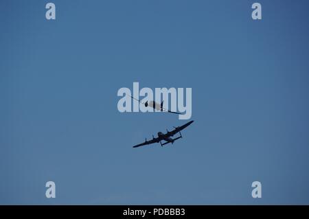 Dakota und Lancaster Flugzeuge fliegen in die Schlacht um England Memorial Flight, Torbay Airshow 2018. Devon, UK. Stockfoto