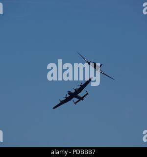 Dakota und Lancaster Flugzeuge fliegen in die Schlacht um England Memorial Flight, Torbay Airshow 2018. Devon, UK. Stockfoto