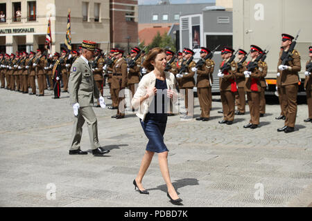 Madame Florence Parly, Minister für die Streitkräfte von Frankreich, als sie in der Kathedrale von Amiens, Frankreich ankommt, um einen Service der 100-Jahrfeier der Schlacht von Amiens und die anschließende "Hundert Tage", die Offensive war ein entscheidender Punkt im Ersten Weltkrieg zu markieren. Stockfoto