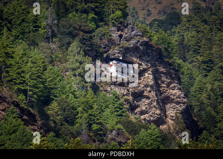 Bhutanesische Stil Wohngebäude durch Wald, Bhutan umgeben. Stockfoto