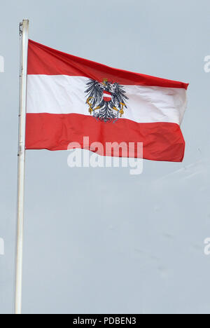 Flagge der Republik Österreich mit Wappen im Bundeskanzleramt am Ballhausplatz in Wien - Österreich. Stockfoto