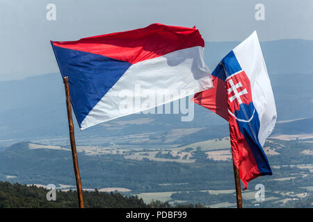 Tschechische und slowakische Flagge auf einem Pol, Velka Javorina, slowakische Flagge Stockfoto