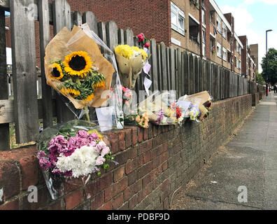 Floral Tribute links auf einem Zaun in der Nähe der Szene auf Adolphus Straße, Deptford, süd-östlich von London, in dem sieben Jahre alten Joel Urhie tot nach einer Flamme an seine Familie Haus am Dienstag gefunden wurde. Stockfoto