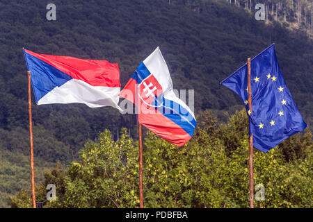 Die tschechische, die slowakische und die EU Europäische Union Flaggen auf einer Stange, Veľká Javorina, Slowakei Stockfoto