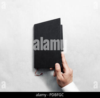 Öffnung leeren schwarzen Buch Cover mockup Vorlage. Klar Booklet Vorderseite design Mock up. Arm Holding eröffnet Lehrbuch Tagebuch. Lesen grau Notebook kopieren. Geschlossen Katalog Präsentation anzuzeigen. Stockfoto