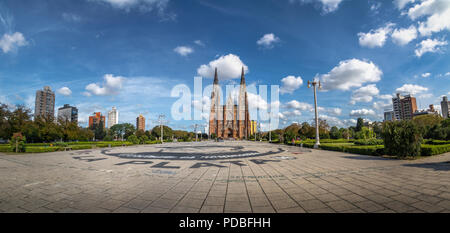 Panoramablick von der Plaza Moreno und La Plata Dom - La Plata, Provinz Buenos Aires, Argentinien Stockfoto