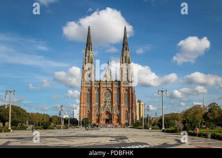 La Plata Kathedrale und der Plaza Moreno - La Plata, Provinz Buenos Aires, Argentinien Stockfoto