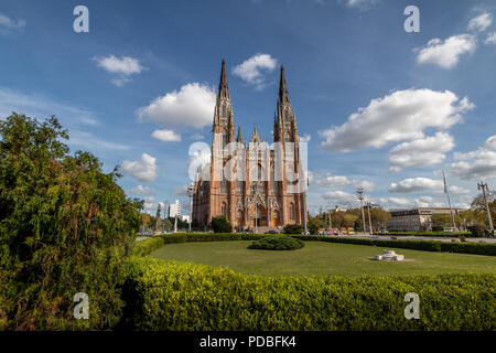 La Plata Kathedrale und der Plaza Moreno - La Plata, Provinz Buenos Aires, Argentinien Stockfoto