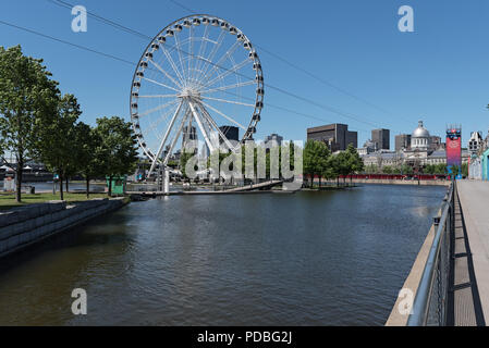 Old Montreal Skyline und Riesenrad von Bonsecours Becken gesehen Stockfoto