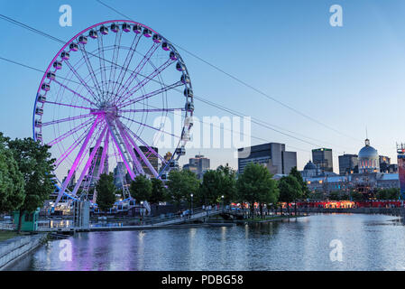 Old Montreal Skyline und Riesenrad von Bonsecours Becken gesehen Stockfoto