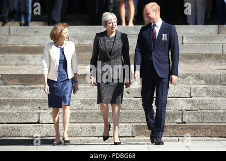 Der Herzog von Cambridge, Premierminister Theresa May und Madame Florence Parly, Minister für die Streitkräfte von Frankreich verlassen Kathedrale von Amiens, Frankreich, nachdem er ein Service der 100-Jahrfeier der Schlacht von Amiens und die anschließende "Hundert Tage", die Offensive war ein entscheidender Punkt im Ersten Weltkrieg zu markieren. Stockfoto