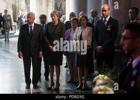 (Vordere Reihe, von links nach rechts) Der ehemalige deutsche Bundespräsident Joachim Gauck, Premierminister Theresa May, Frankreich Der Minister der Streitkräfte Florence Parly und der Herzog von Cambridge an der Kathedrale von Amiens, Frankreich, während ein Service der 100-Jahrfeier der Schlacht von Amiens und die anschließende "Hundert Tage", die Offensive war ein entscheidender Punkt im Ersten Weltkrieg zu markieren. Stockfoto