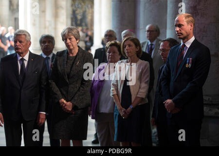 (Vordere Reihe, von links nach rechts) Der ehemalige deutsche Bundespräsident Joachim Gauck, Premierminister Theresa May, Frankreich Der Minister der Streitkräfte Florence Parly und der Herzog von Cambridge an der Kathedrale von Amiens, Frankreich, während ein Service der 100-Jahrfeier der Schlacht von Amiens und die anschließende "Hundert Tage", die Offensive war ein entscheidender Punkt im Ersten Weltkrieg zu markieren. Stockfoto