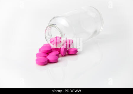 Mehrere große Helle rosa Tabletten gegossen aus Glas. Stockfoto