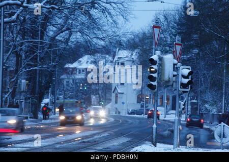 Verschneite Straße mit Verkehrsschild in Schwachhausen in der Morgendämmerung, Bremen, Deutschland, Europa Ich verschneite Straße mit Verkehrszeichen in Schwachhausen bei Morgen Stockfoto