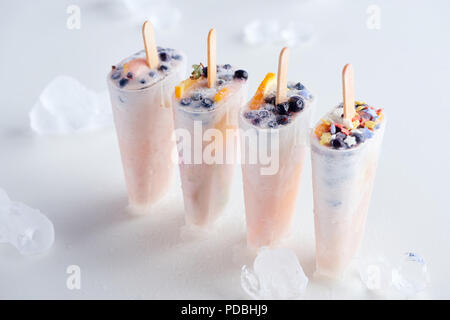 Hohe Betrachtungswinkel von süßen hausgemachtes Eis mit Früchten und Eiswürfeln auf Grau Stockfoto