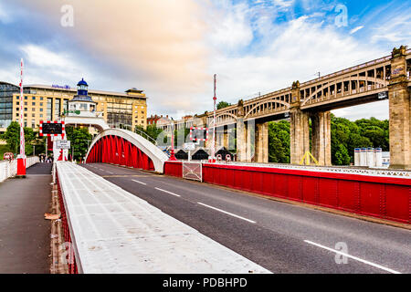 Die hydraulische Swing Bridge von William Armstrong im Jahre 1876 gebaut, eine von mehreren Brücken Newcastle und Gateshead über den Fluss Tyne, Großbritannien. Stockfoto