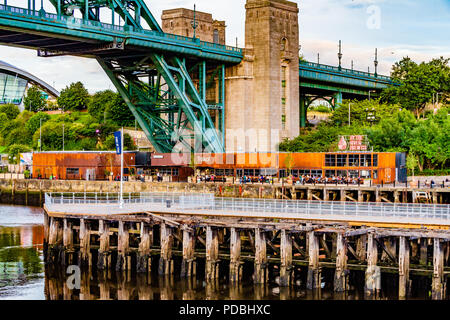 Durch den Fluss Brauen Co Bars und Restaurants in umgebauten Container unter der Tyne Bridge, Tyne Riverside, Gateshead, Großbritannien. Sommer 2018. Stockfoto
