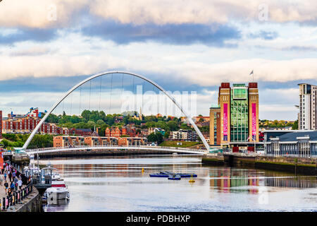 Die Baltischen Zentrum für Zeitgenössische Kunst in umgebauten Mühle, und die Millennium Bridge, Gateshead, Großbritannien Stockfoto