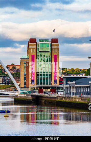 Die Baltischen Zentrum für Zeitgenössische Kunst in einem umgebauten Mühle am Fluss Tyne, Gateshead, Großbritannien Stockfoto