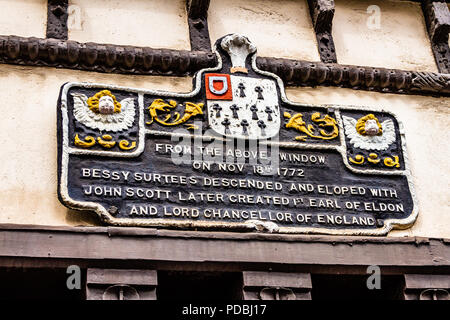 Gedenktafel an der Wand von Bessie Surtees' Haus, eine Jakobinische Merchant House in Newcastle für die Öffentlichkeit zugänglich. Sandhill, Newcastle, UK. Stockfoto