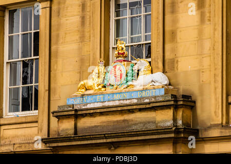 Das königliche Wappen auf ein Gebäude am Kai, Newcastle, UK. Stockfoto