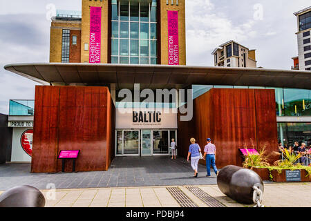 Die Menschen in den baltischen Zentrum für Zeitgenössische Kunst, eine Kunst Galerie neben den Fluss Tyne in Gateshead, Großbritannien, in einem regeneriert ex Mühle untergebracht Stockfoto