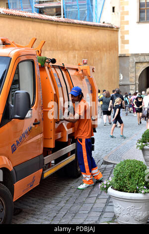 Müllabfuhr Fahrzeug mit Arbeiter im Zentrum Altstadt Prag, Tschechische Republik Stockfoto