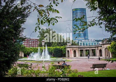 Doña Casilda de Iturrizar Park, im Hintergrund Iberdrola Turm, Bilbao, Baskenland, Spanien Stockfoto