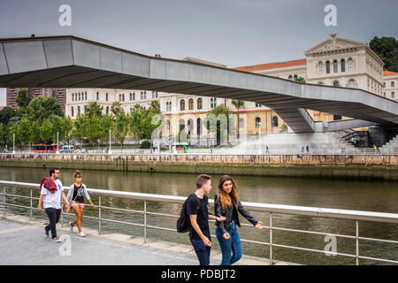Pedro Arrupe Brücke und im Hintergrund Universität Deusto, Ría del Nervión, Bilbao, Baskenland, Spanien Stockfoto