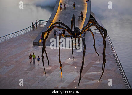 Geheimnisvolle, Nacht, 'maman' einen bronzenen Spinne von Louise Bourgeois konzipiert, neben dem Guggenheim Museum, Bilbao, Spanien Stockfoto