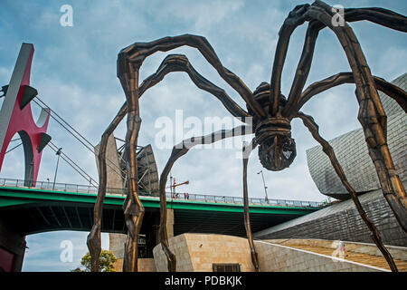 'Maman' einen bronzenen Spinne entworfen von Louise Bourgeois und La Salve Brücke (Puente de la Salve), neben dem Guggenheim Museum, Bilbao, Spanien Stockfoto