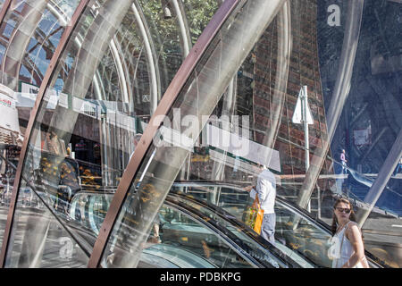 U-Bahn Eingang (aka 'fosterito') von Architekt Norman Foster, Bahnhof Abando, Bilbao, Vizcaya, Baskenland, Spanien Stockfoto