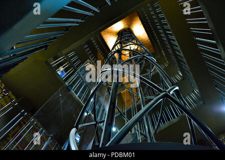 Abstrakte Spiralmuster suchen in offenen Schacht mit Treppe in Prag Astronomische Uhr Turm Stockfoto