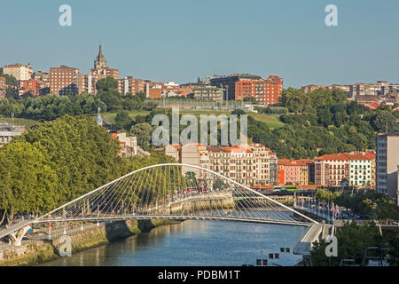 Ría del Nervion und Zubizuri Bridge von Santiago Calatrava, Bilbao, Vizcaya, Baskenland, Spanien Stockfoto