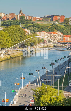 Ría del Nervion und Zubizuri Bridge von Santiago Calatrava, Bilbao, Vizcaya, Baskenland, Spanien Stockfoto
