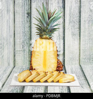 Ananas clipping Ausschnitt auf weiße Platte Schnitt in Keile weißer Hintergrund Stockfoto