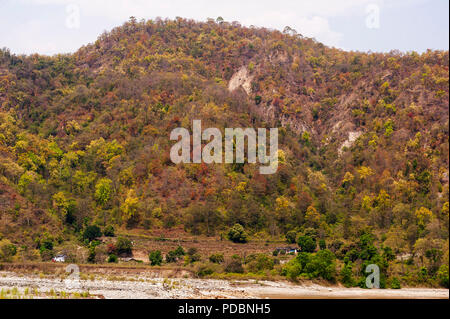 Sem Dorf in der Ferne, mit Sarda Fluss vorbei. Ort, berühmt durch Jim Corbett in seinem Buch Menschenfresser von Kumaon, Uttarakhand, Indien Stockfoto