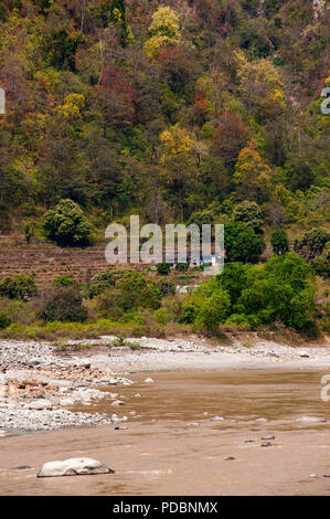 Sem Dorf in der Ferne, mit Sarda Fluss vorbei. Ort, berühmt durch Jim Corbett in seinem Buch Menschenfresser von Kumaon, Uttarakhand, Indien Stockfoto